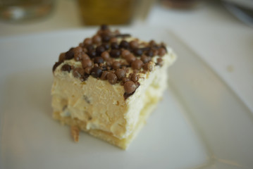 Semifreddo cake with hazelnuts pralines