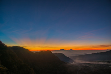 Fototapeta premium Wschód słońca na górze Bromo (góra Bromo) i wiosce Lawang