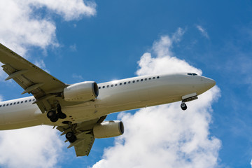 Boeing 737-800 landing