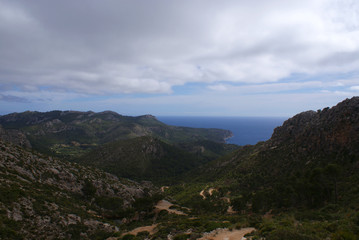 Vista de los valles costeros de Sant Elm y mar Mediterráneo en el horizonte, desde el Pass Coll de ses Ànimes de la excursión de La Trapa, Sierra de Tramuntana, en la isla de Mallorca, Islas Baleares.