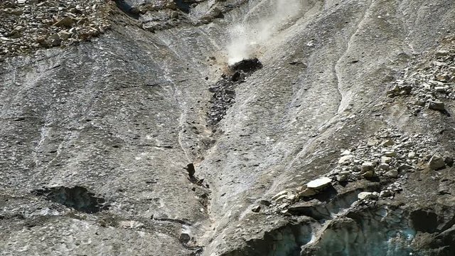 Premium Photo  Good shot of rockfall on rocky mountain steep slope and  long trail of dust. good moment of dangerous scene with falling stones and  boulder from rocks. rockfall in mountains.