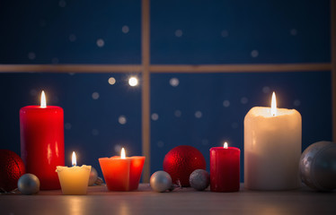 Obraz na płótnie Canvas Christmas candles on background night window