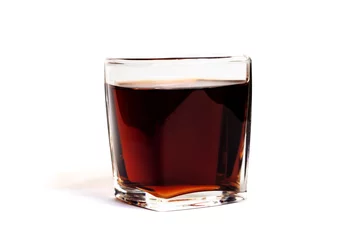 Papier Peint photo Lavable Alcool Verre de verre avec une boisson sombre sur fond blanc