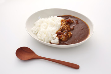 欧風 カレーライス 木のスプーン 白背景