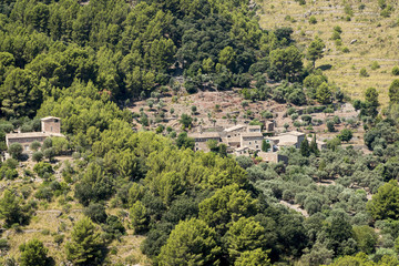 Fototapeta na wymiar Anwesen in den Bergen auf Mallorca