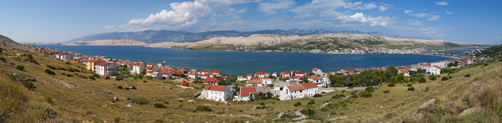Naklejka na ściany i meble Croazia: vista panoramica del fiordo e del villaggio di Pago, la più grande città dell'isola di Pago, la quinta isola della costa croata nel mare Adriatico del nord