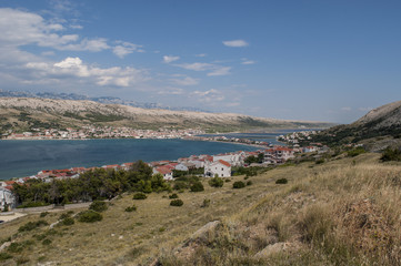 Fototapeta na wymiar Croazia: vista panoramica del fiordo e del villaggio di Pago, la più grande città dell'isola di Pago, la quinta isola della costa croata nel mare Adriatico del nord