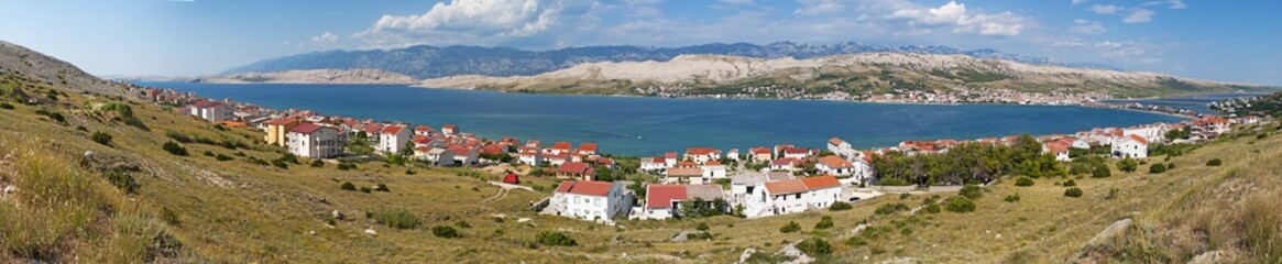 Fototapeta na wymiar Croazia: vista panoramica del fiordo e del villaggio di Pago, la più grande città dell'isola di Pago, la quinta isola della costa croata nel mare Adriatico del nord