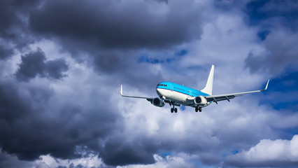 Fototapeta na wymiar Flugzeug mit dramatischen Wolken