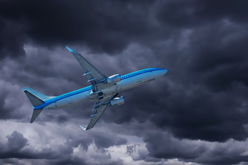 Fototapeta na wymiar Flugzeug mit dramatischen Wolken