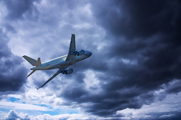 Flugzeug mit dramatischen Wolken