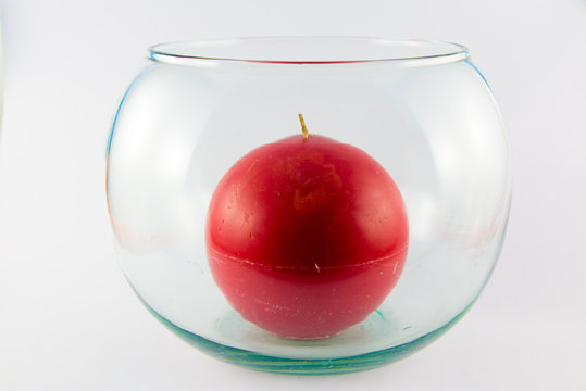Vela roja en vasija de vidrio