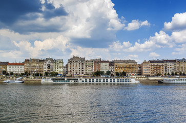 Fototapeta na wymiar Embankment of the Danube River, Budapest, Hungary