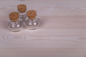 Fläschchen auf Holz Hintergrund