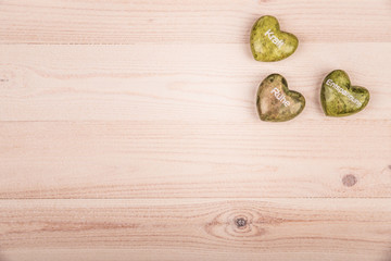 Holzhuntergrund mit 3 Herzen