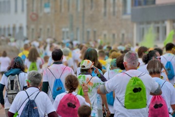 Groupe de gens dans une Color Run