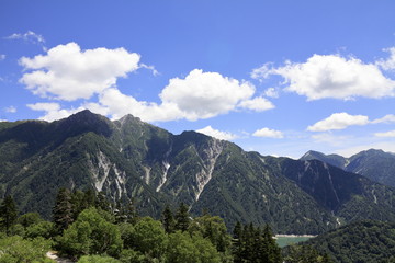 Fototapeta na wymiar 後立山連峰と黒部湖