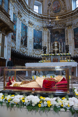 BERGAMO, LOMBARDIA / ITALIA - 26 maggio 2018: urna con il corpo di S. Papa Giovanni XXIII 1881-1963 esposto nella Cattedrale di Sant'Alessandro a Bergamo il 25 maggio 2018