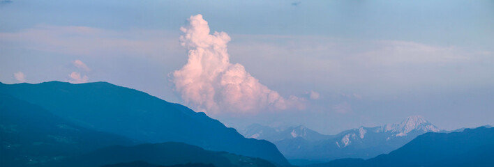 Mächtige Quellwolken über den Alpen