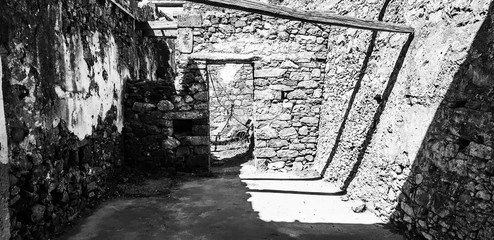 Ruine auf Spina Longa in schwarz und weiss