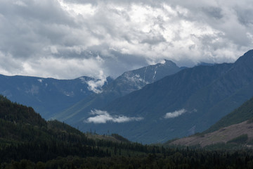 Fototapeta premium Heavy rain moves across a dramatic valley in the Canadian wilderness