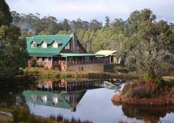 Fototapeta premium Lodge across lake in Tasmania at Cradle Mountain National Park
