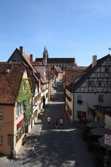 Obraz premium Rothenburg ob der Tauber , Bayern, Deutschland - August 12 , 2018 : Rund um Rothenburg ob der Tauber : über den Dächern von Rothenburg . 