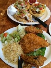 フライドチキンとご飯、野菜とナバホタコス