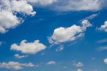 Obraz premium Blue sky with white clouds different shapes them.