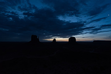 Fototapeta premium モニュメントバレー朝日（Monument Valley Sun Rise)