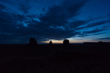 Fototapeta premium モニュメントバレー朝日（Monument Valley Sun Rise)