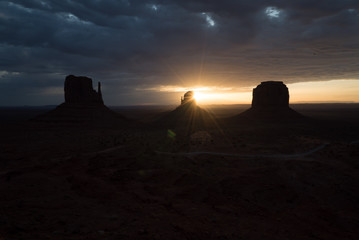 モニュメントバレー朝日（Monument Valley Sun Rise)