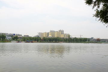 Obraz premium Wide water surface and high rise buildings