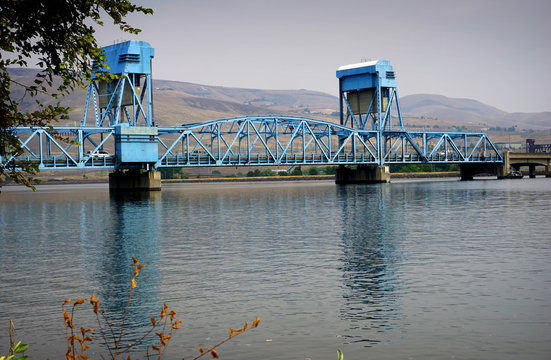 bridge over snake river between Idaho and Washington state