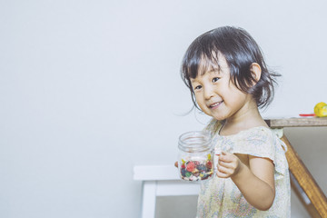 粘土あそびを楽しむ子ども