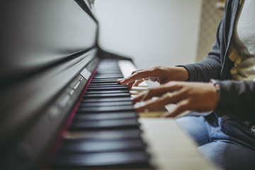 Obraz na płótnie Canvas ピアノを弾く人の手