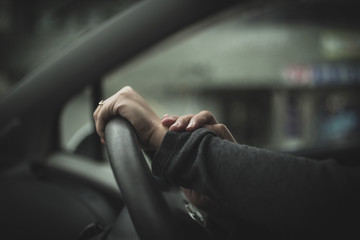 ハンドルと人の手