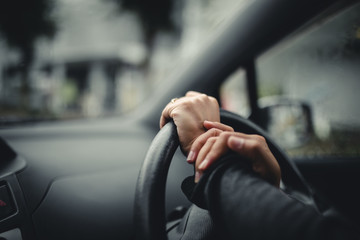 ハンドルと人の手