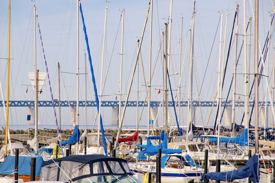 Malmö, Yachthafen mit Öresundbrücke im Hintergrund 