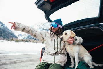 Friends playing with dog on the mountains, on th snowy ground © oneinchpunch