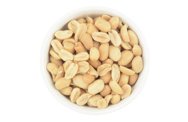 Cacahuetes pelados fritos en un bol sobre fondo blanco