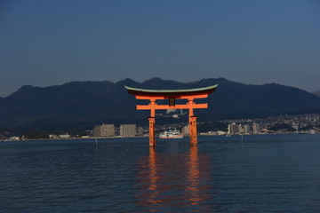 Naklejka premium Aki no Miyajima
