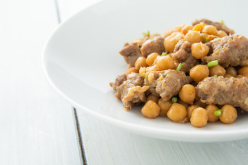 Stufato di ceci e salsiccia di maiale