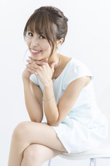 Fototapeta premium 水色のワンピースの女性