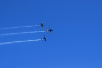 Patrulla de aviones volando recto.