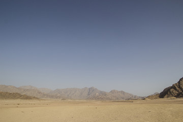 Fototapeta na wymiar Mountian range in the desert, spectacular scenery