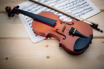 the violin lies on a wooden table