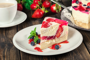Cheesecake with strawberries, blueberry and jelly