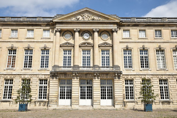 Fototapeta na wymiar Façade à colonnes cour d'honneur au château de Compiègne, France