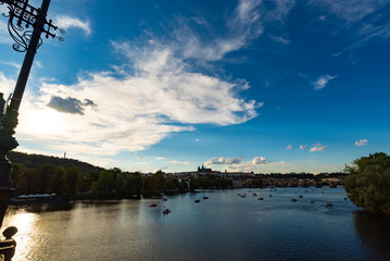 プラハのブルタヴァ川にかかる橋からの夕景。